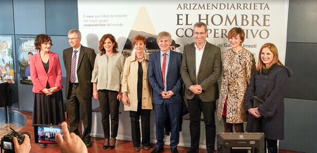Gaizka  Urrestik  aurkezten  du  “Arizmendiarrieta.  El  Hombre  Cooperativo”