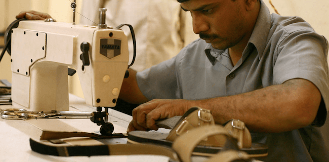 Trabajador con máquina de coser