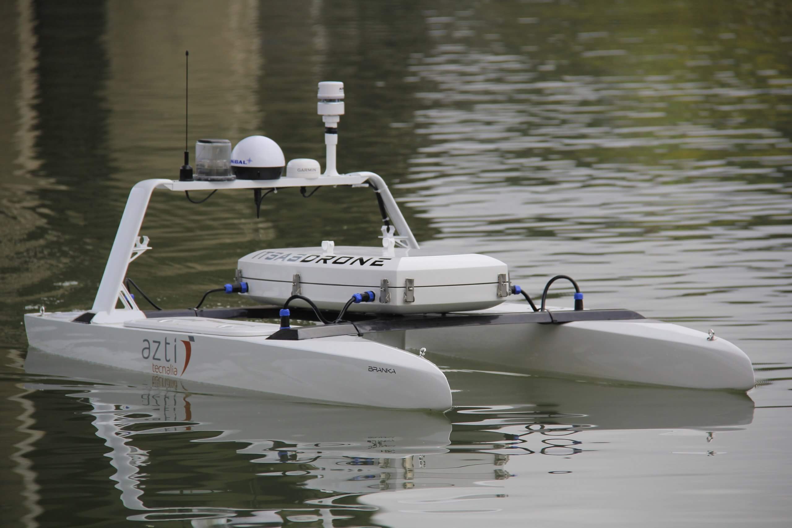 Azti y la pyme Branka Composites fabrican un dron marino propulsado por energías renovables para impulsar la investigación en el mar