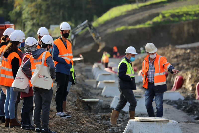 Los alumnos de Ingeniería Civil durante la visita a las obras de urbanización de Kanpandegi