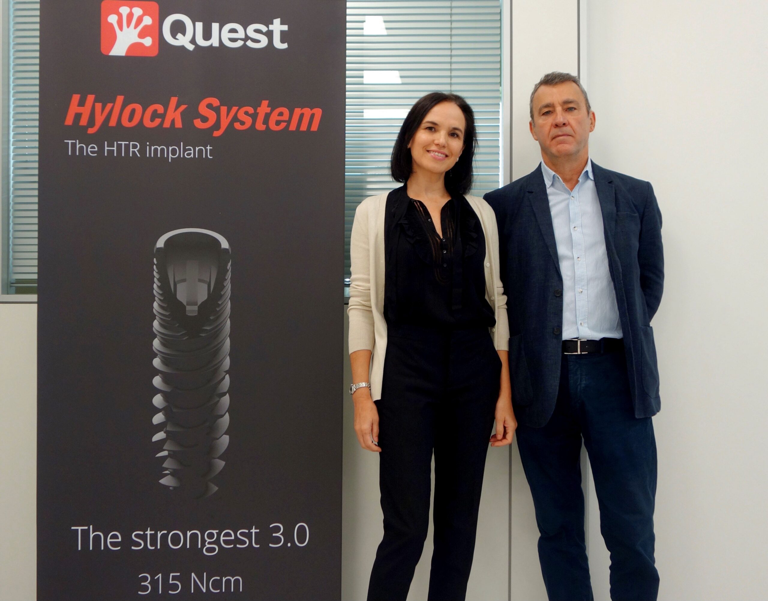 Deborah Erkoreka, directora de proyecto de Quest Biotek, y el doctor Julián Cuesta, director científico del Grupo Quest
