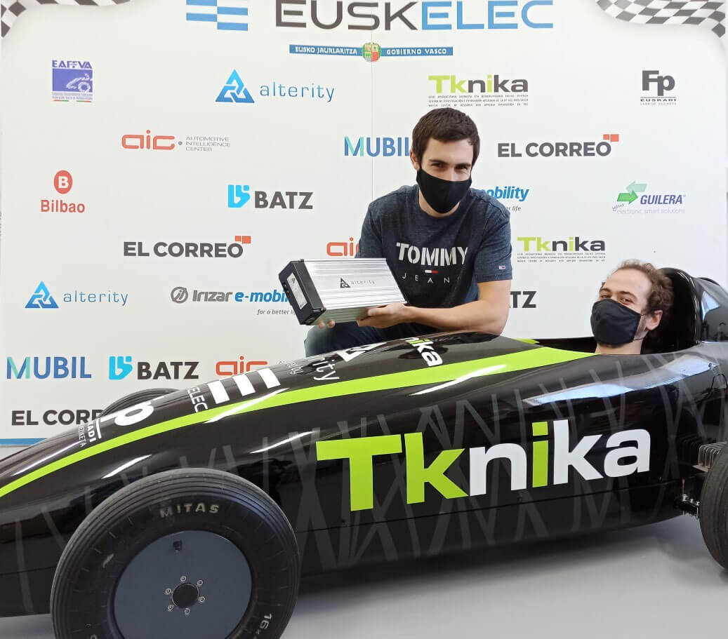 Parte del equipo de Alterity junto al vehículo eléctrico de Tknika para el que han diseñado la batería