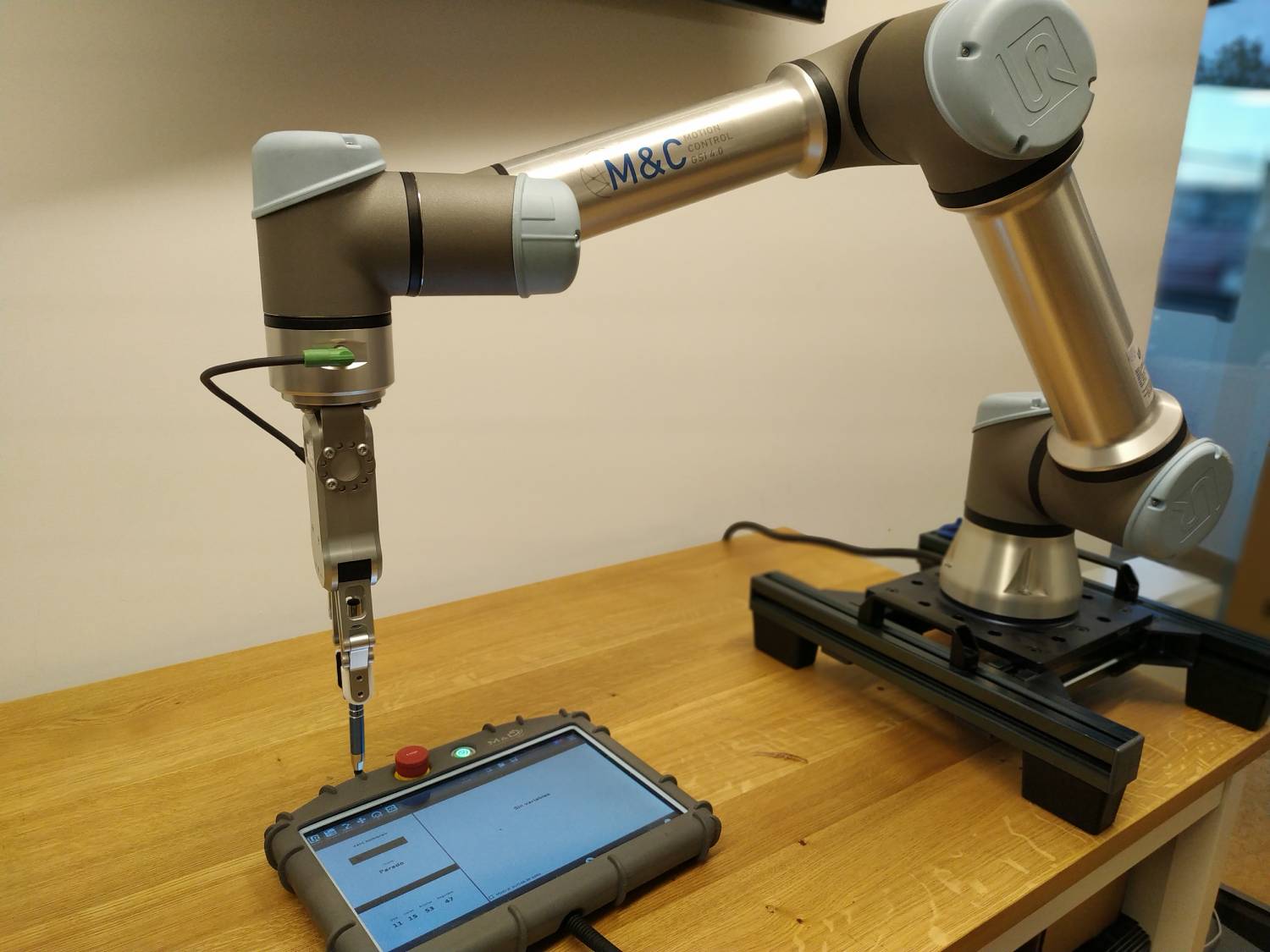 Una de las soluciones de robótica colaborativa y visión artificial de M&C Aplicaciones