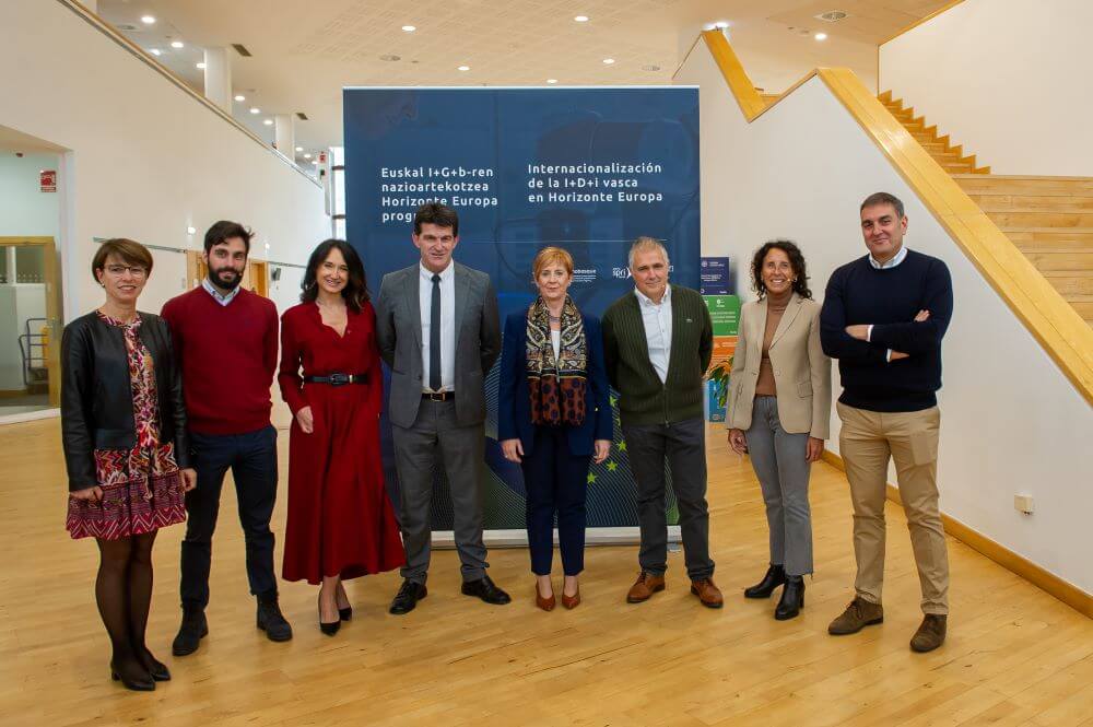 La consejera Arantxa Tapia, en el centro, junto al resto de participantes en la jornada.