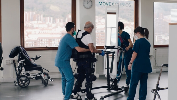 Movex Clinics utiliza exoesqueletos para rehabilitar pacientes de ELA o ictus