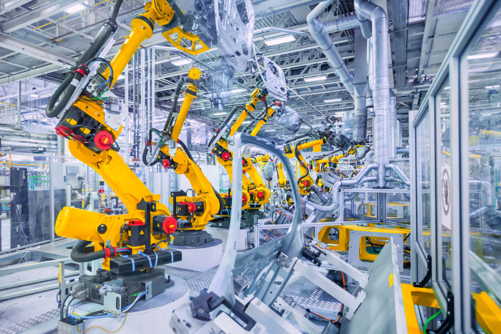 Robots en una línea de fabricación de automoción.