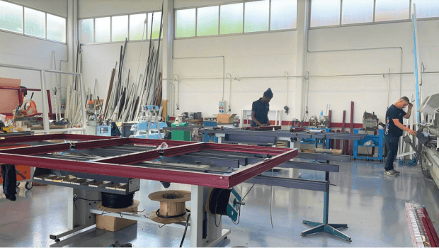 Garram, mende erdi baino gehiago aluminiozko leihoak fabrikatzeko prozesu osoa jorratzen