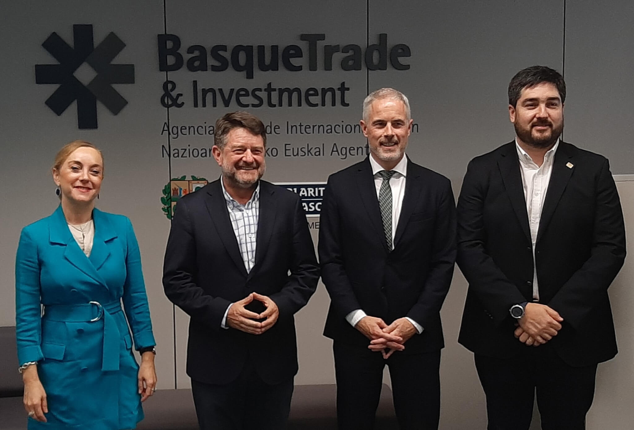 gobernador Claudio Orrego Larrain, Aitor Urzelai, Ainhoa Ondarzabal