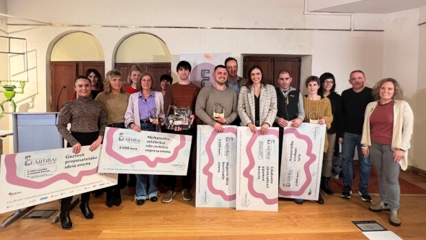 Entrega de los premios Leartibai Sariak entre las personas emprendedoras de la comarca