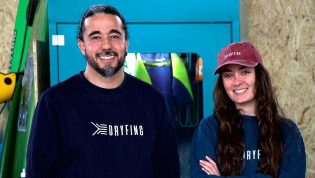 La startup vasca Dryfing presenta la primera máquina que lava y seca trajes de neopreno