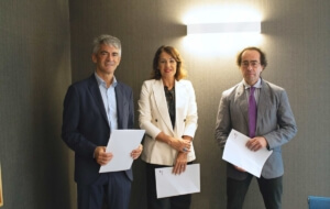 Carlos García, coordinador principal del Instituto Politécnico de la Universidad de Mondragón; Lander Beloki, decano de la Facultad de Empresariales de Mondragon Unibertsitatea, y Nuria Agirre, directora de Gestión Social de LABORAL Kutxa, son las personas que han firmado este convenio