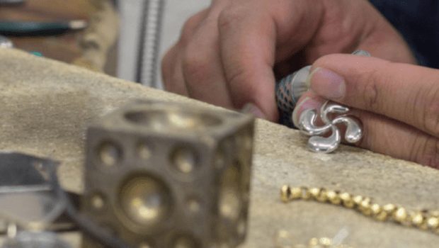 Talisman Jewelleryk ‘eguzkilore’ edo ‘lauburu’ bezalako amuleto tradizionalen salmenta digitalizatu du