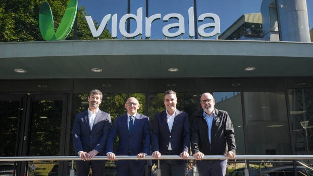 Ramiro González, diputado general de Álava, y Mikel Jauregi, consejero de Industria del Gobierno Vasco, visitan la planta de Vidrala en Laudio