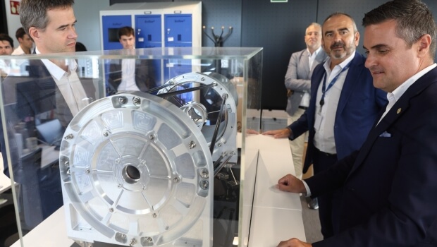 El consejero de Industria, Mikel Jauregi, visita la empresa Satlantis, especializada en satélites espaciales