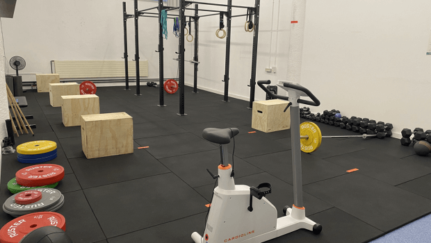 Ariketa  fisikoa,  zientzia  eta  laguntza:  SISU  Bienestar  enpresaren  formula  minbiziari  aurre  egiteko