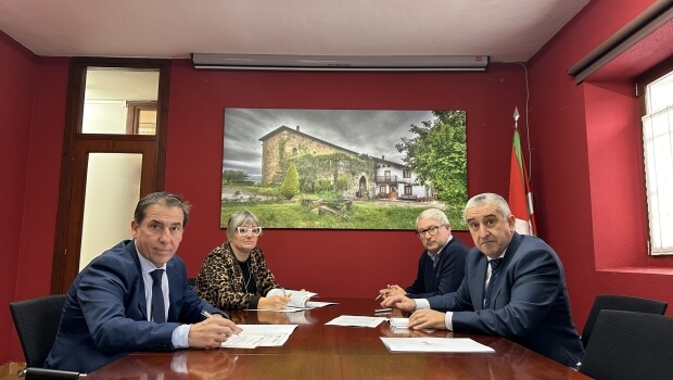 Sprilur y Busturialdeko Industrialdea han firmado un convenio con el Ayuntamiento de Muxika para el desarrollo y gestión del polígono Miango-Agerre-Untxeka