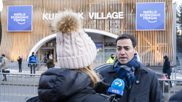 Euskadiren  berezitasun  fiskal  eta  finantzarioa  azaldu  die  Lehendakariak  politika  eta  enpresa  munduko  hainbat  pertsona  ospetsuri  Davosen