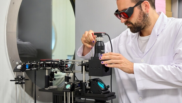 Tekniker impulsa un sistema para acelerar la fabricación de una nueva generación de sensores cuánticos basados en el diamante