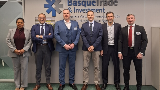 Třinecké  železárny  talde  siderurgiko  txekiarrak  bertatik  bertara  ezagutu  du  euskal  enpresen  eskaintza  teknologikoa