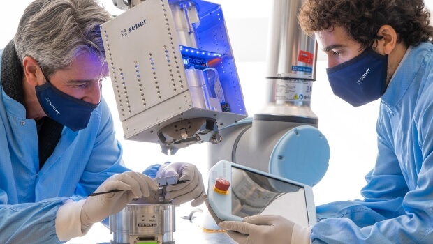 Sirom  proiektuak  satelite  eta  espazio-sistemen  konponketa  eta  mihiztatzea  urrunetik  ahalbidetzen  du